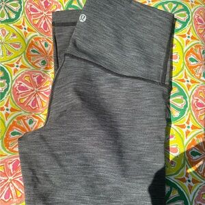 EXCELLENT - WOMENS XS - LULULEMON CROP PANTS